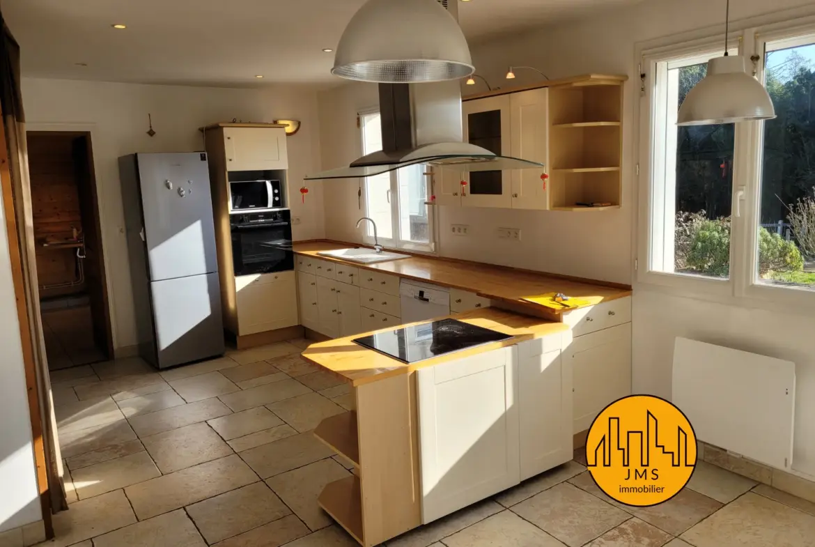 Maison de 220 m² à Lurcy-Lévis - 299000 € 