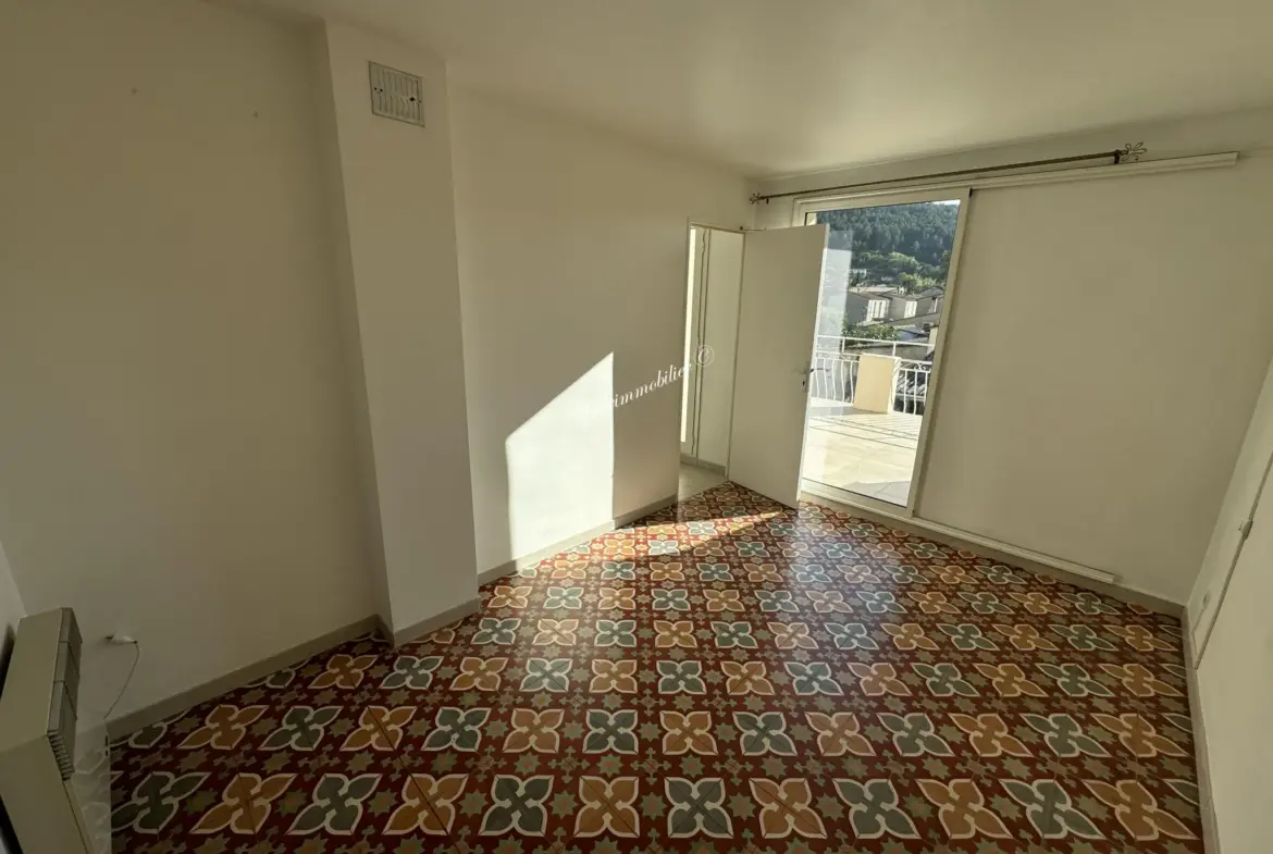 À vendre : Ensemble de deux maisons avec jardins à Couiza 