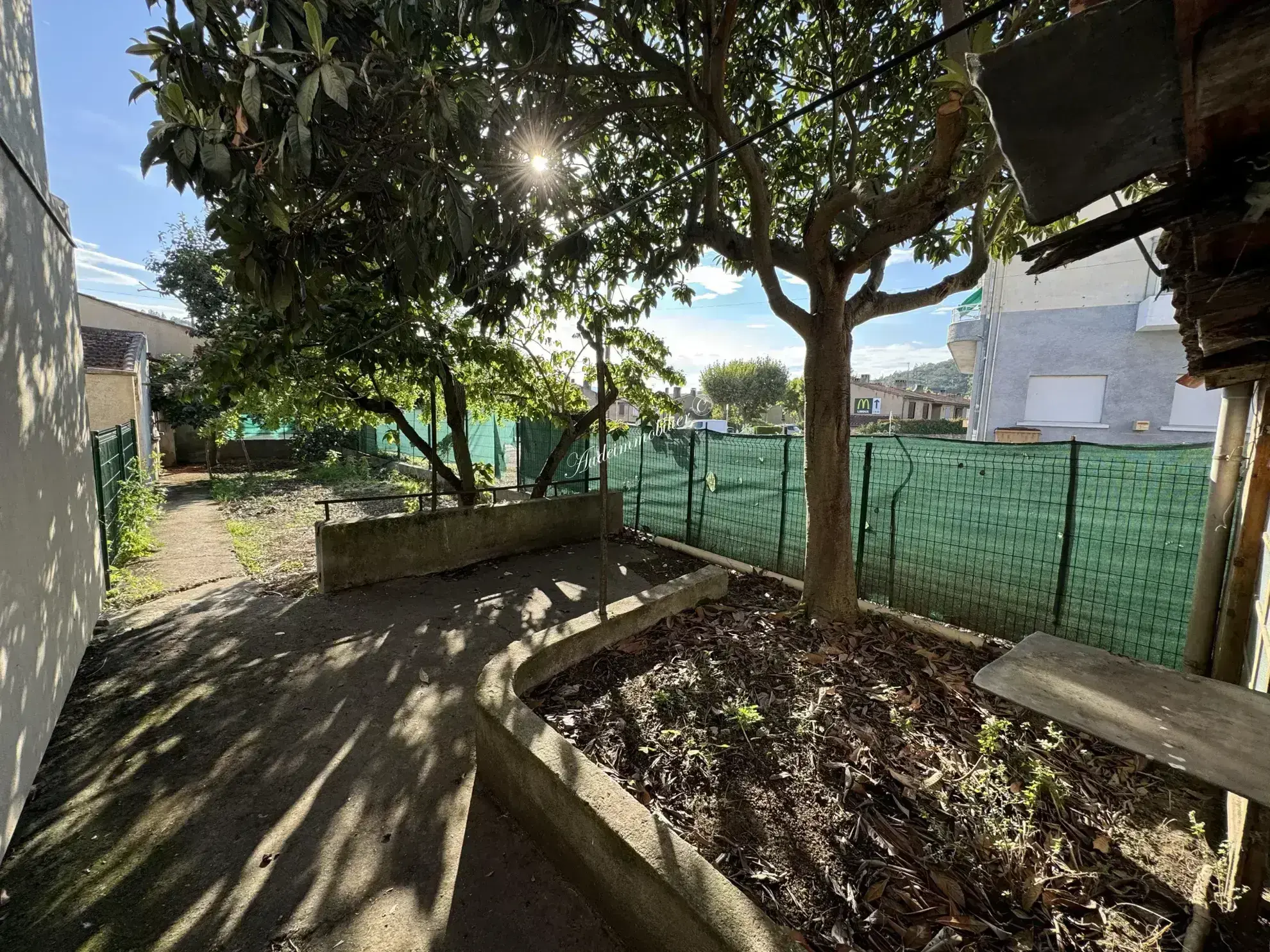 À vendre : Ensemble de deux maisons avec jardins à Couiza 