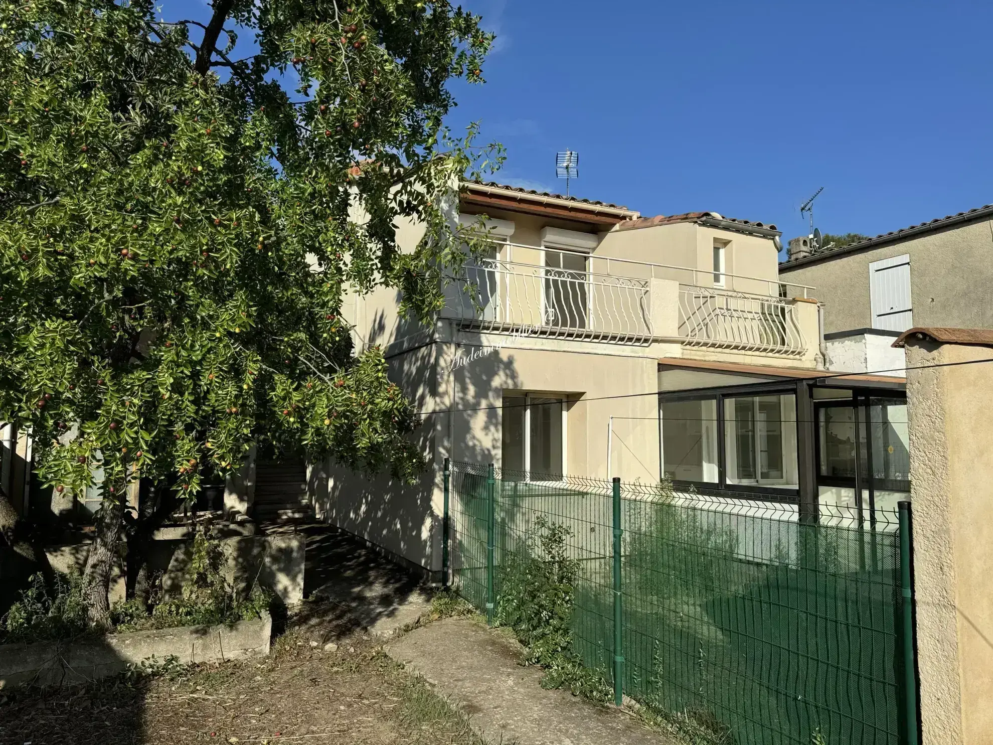 À vendre : Ensemble de deux maisons avec jardins à Couiza 