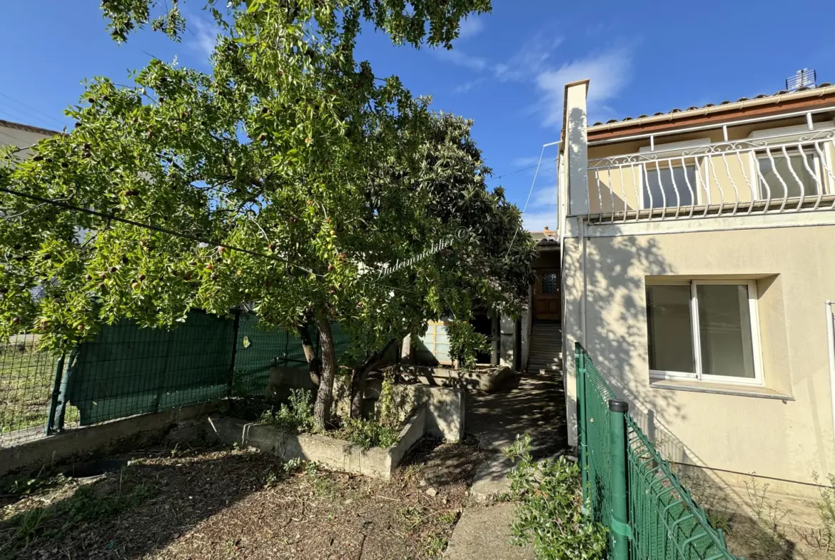 À vendre : Ensemble de deux maisons avec jardins à Couiza 