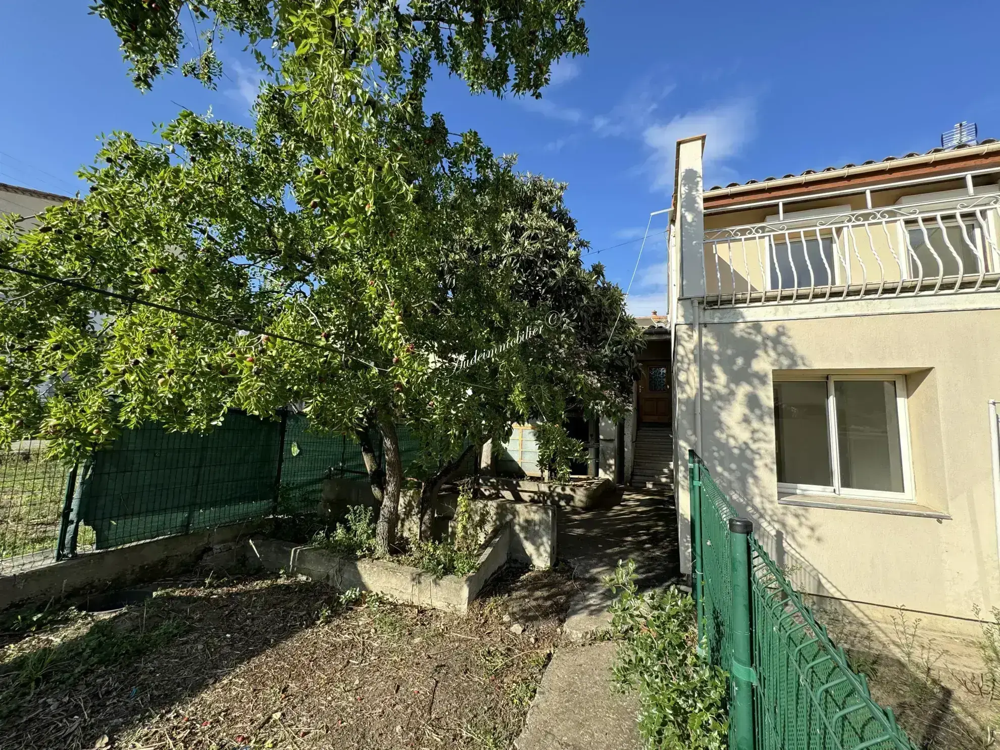 À vendre : Ensemble de deux maisons avec jardins à Couiza 