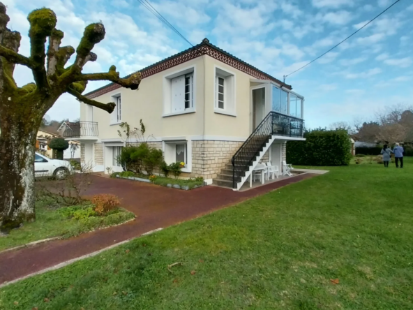 Maison rénovée avec garage à Chancelade sur 1054 m2