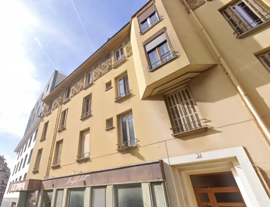 Appartement 2 pièces à rénover à St Jean d'Angély, Nice