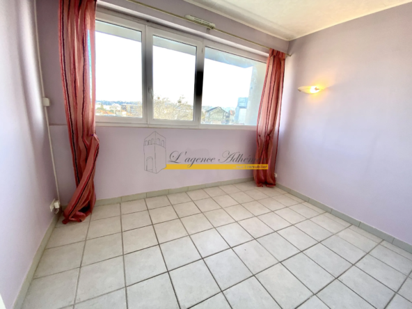 À vendre : T3 rénové à Montélimar avec garage et cave 