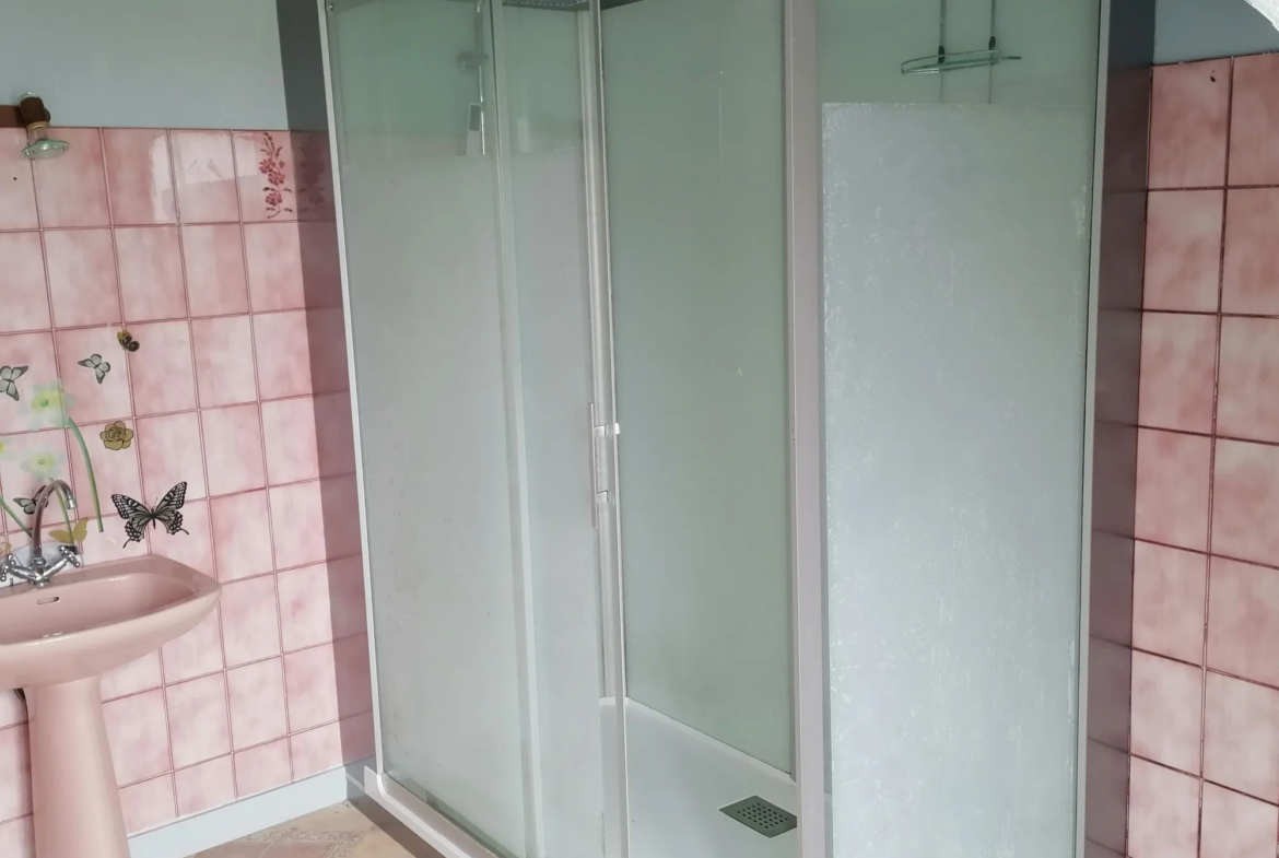 Maison à Plogoff de 105 m² à rénover - 180 200 € 