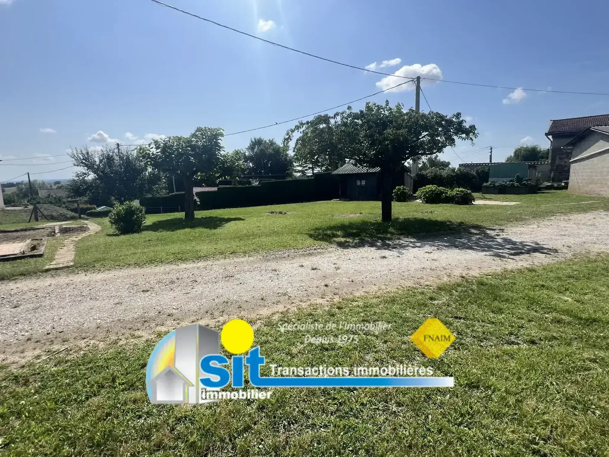 Terrain constructible à Seyssuel avec dépôt de 70 m² 