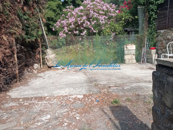 Maison de village en pierres avec jardin à St Florent sur Auzonnet 