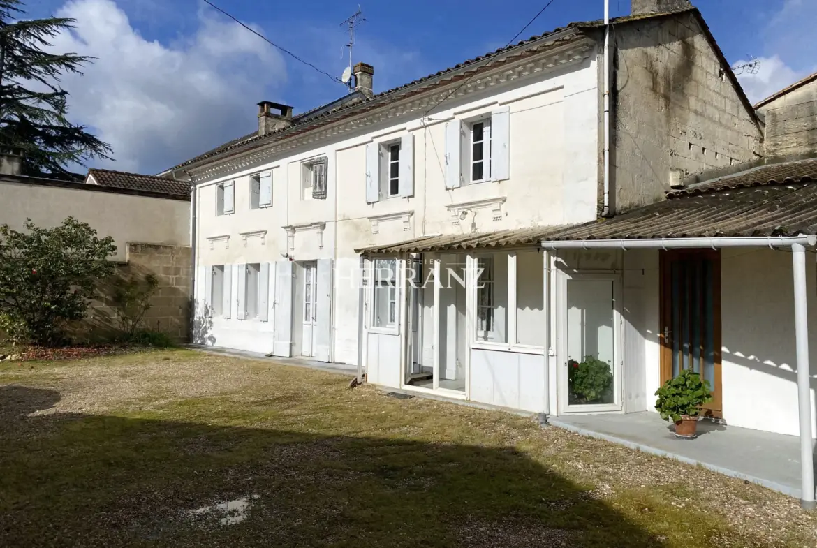 Maison en pierre à rénover de 160 m² aux Artigues-de-Lussac 