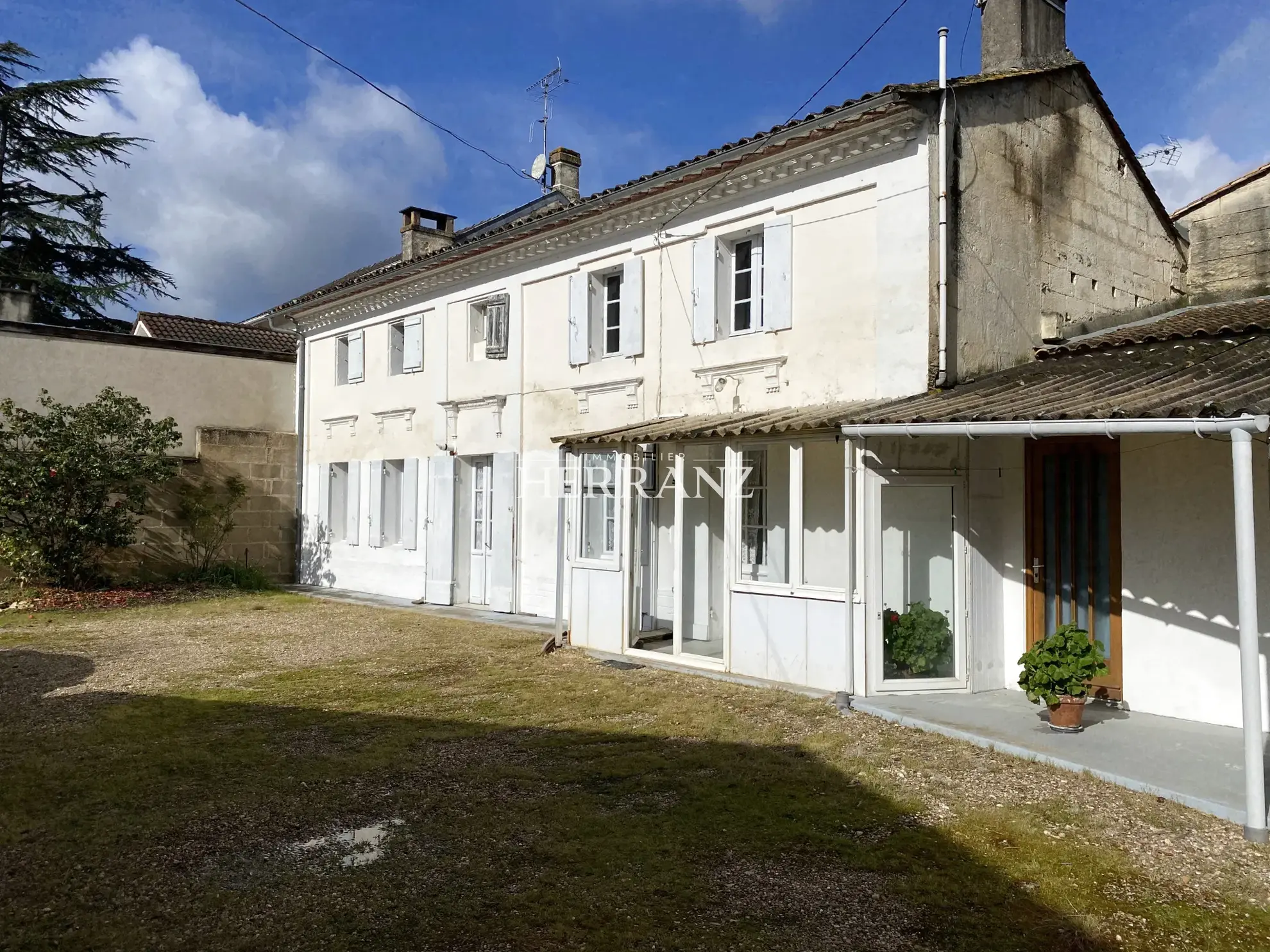 Maison en pierre à rénover de 160 m² aux Artigues-de-Lussac 