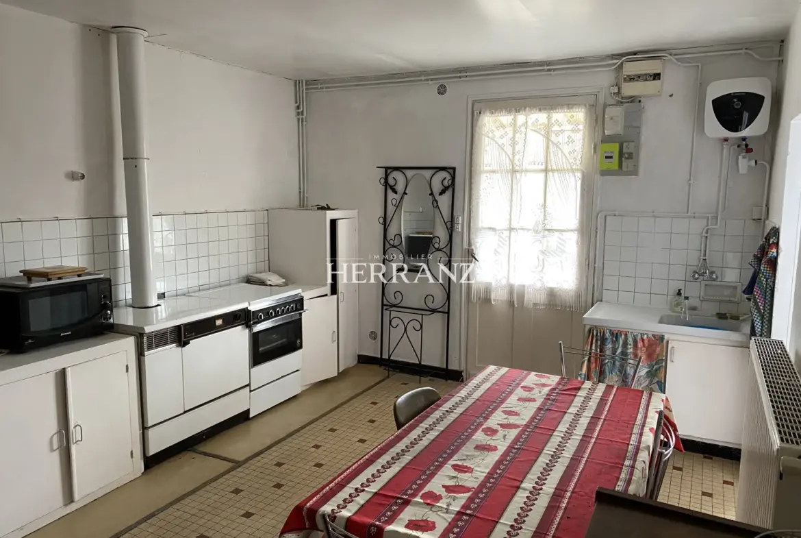 Maison en pierre à rénover de 160 m² aux Artigues-de-Lussac 