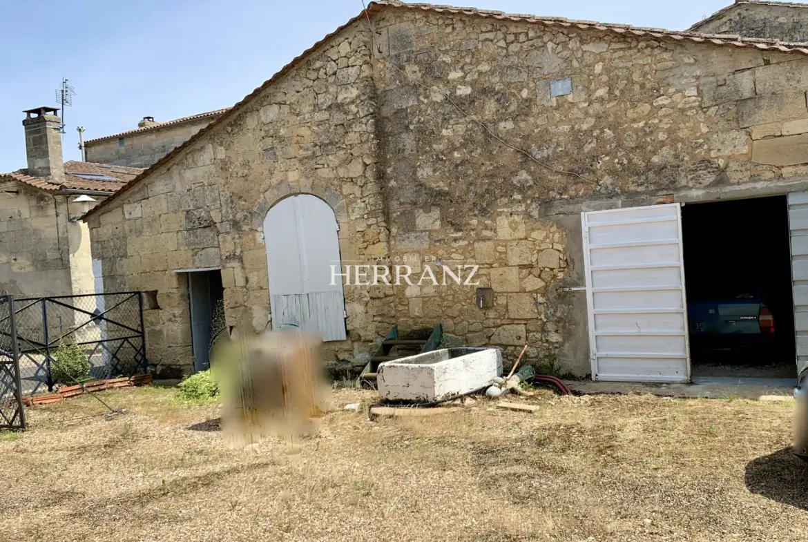 Maison en pierre à rénover de 160 m² aux Artigues-de-Lussac 