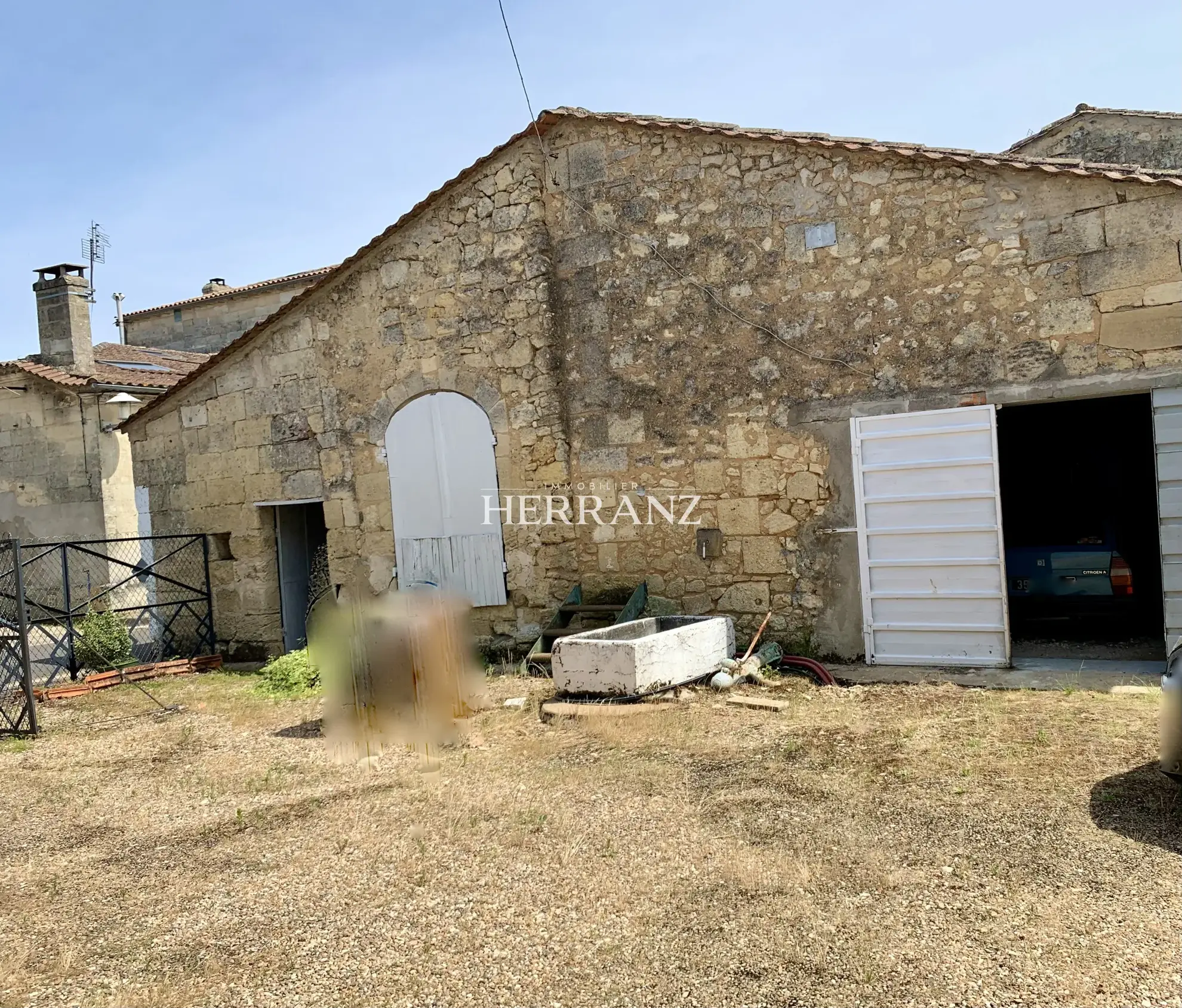 Maison en pierre à rénover de 160 m² aux Artigues-de-Lussac 