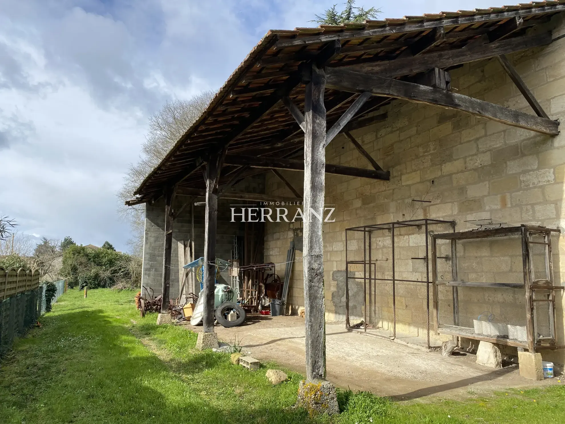 Maison en pierre à rénover de 160 m² aux Artigues-de-Lussac 