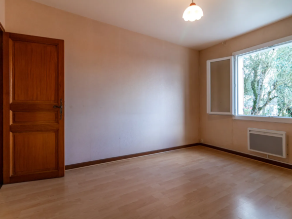Maison à rafraîchir avec jardin de 1500 m² à Saint-Savinien 