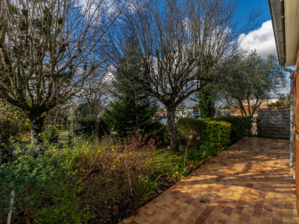 Maison à rafraîchir avec jardin de 1500 m² à Saint-Savinien 