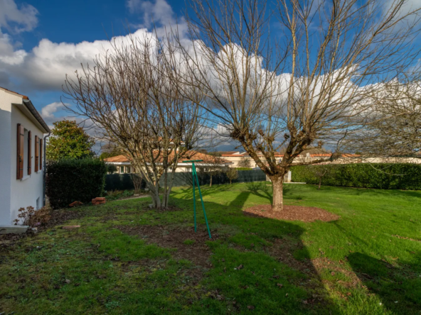 Maison à rafraîchir avec jardin de 1500 m² à Saint-Savinien 