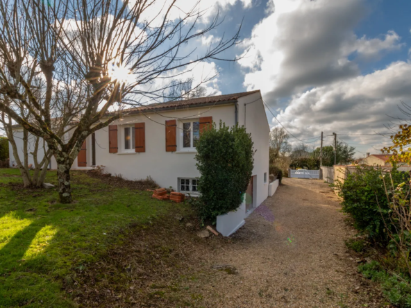 Maison à rafraîchir avec jardin de 1500 m² à Saint-Savinien 
