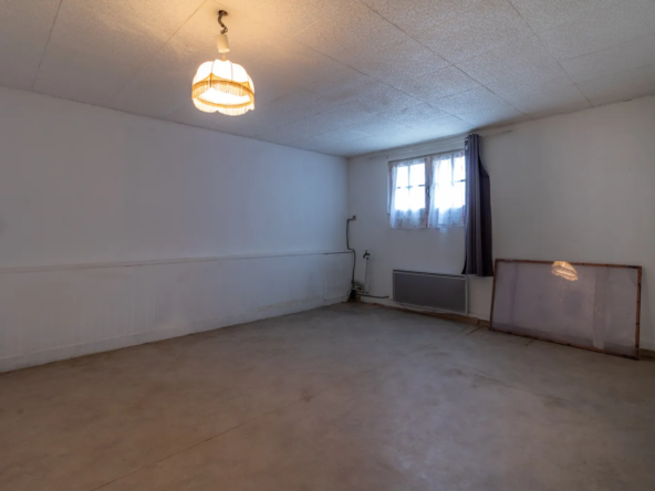 Maison à rafraîchir avec jardin de 1500 m² à Saint-Savinien 