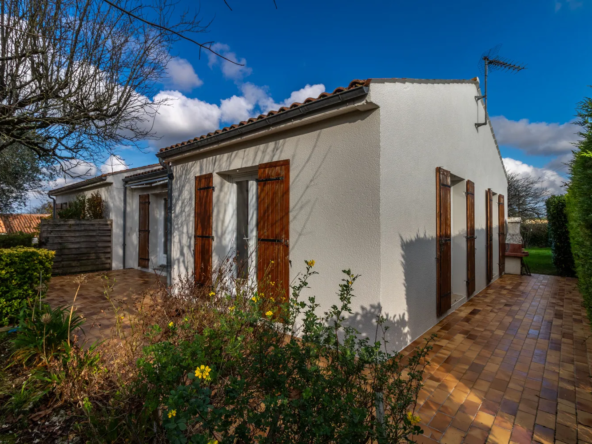 Maison à rafraîchir avec jardin de 1500 m² à Saint-Savinien 