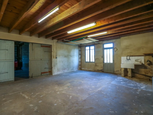 Maison ancienne à vendre à Saint-Savinien - 200 m2, 6 chambres, dépendances 