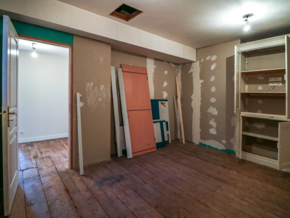 Maison ancienne à vendre à Saint-Savinien - 200 m2, 6 chambres, dépendances 