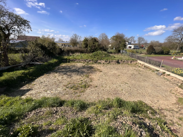 Terrain à bâtir de 605 m² à Guilberville - 43 500 €