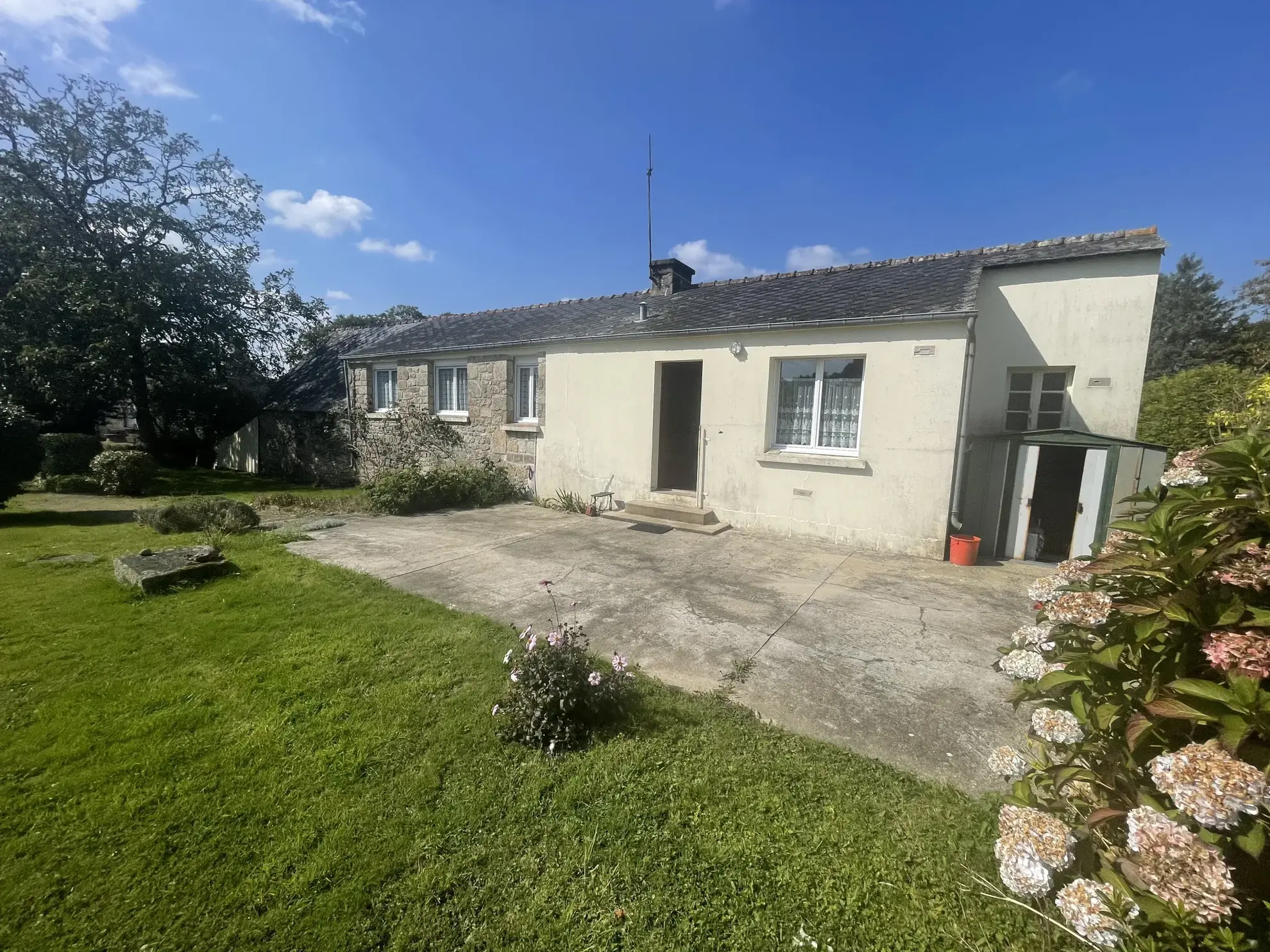 Maison de village à Melrand avec dépendances 
