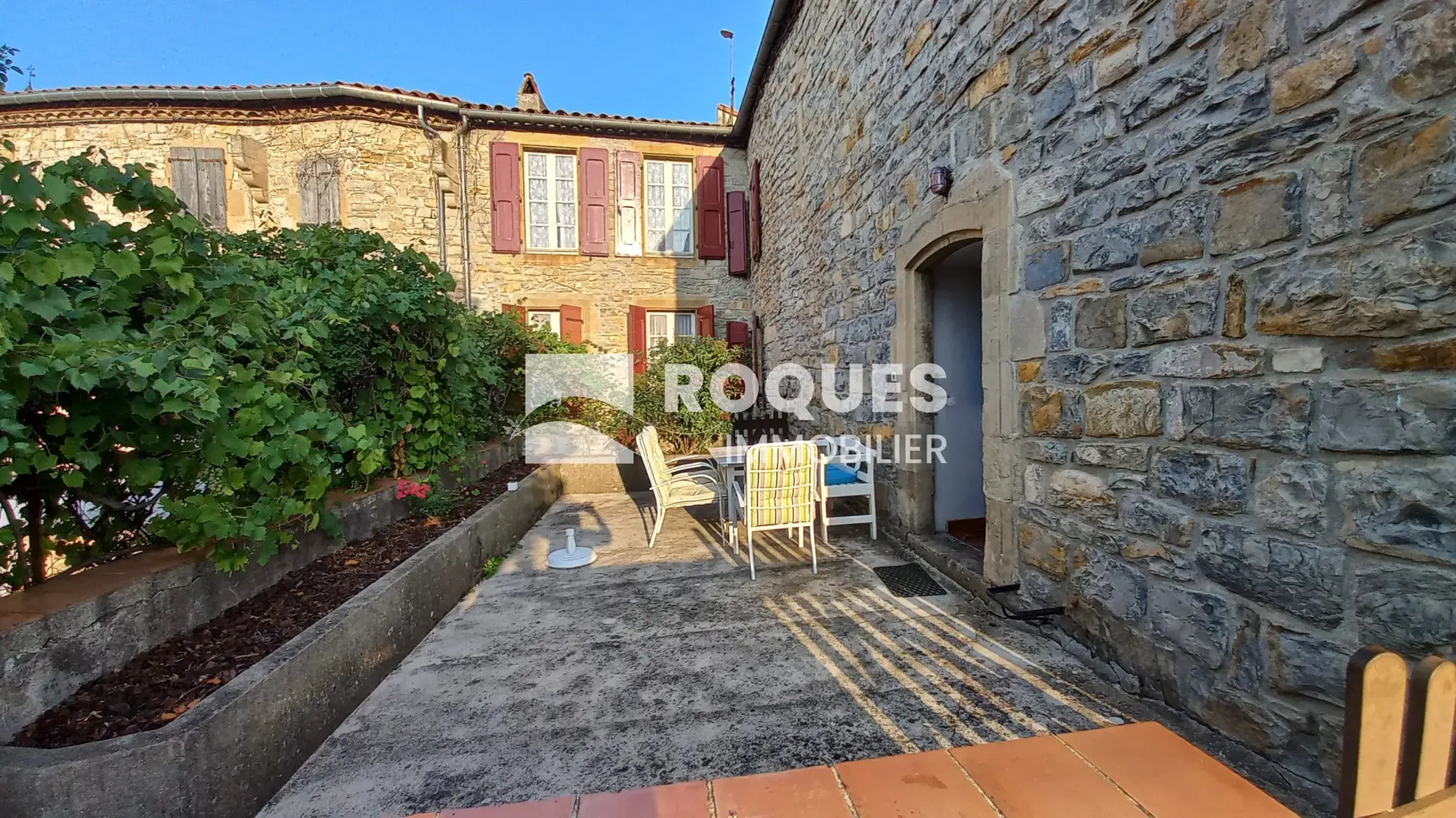 Maison en pierre, 8 pièces, 200 m² à St Georges de Luzencon, proche Millau 