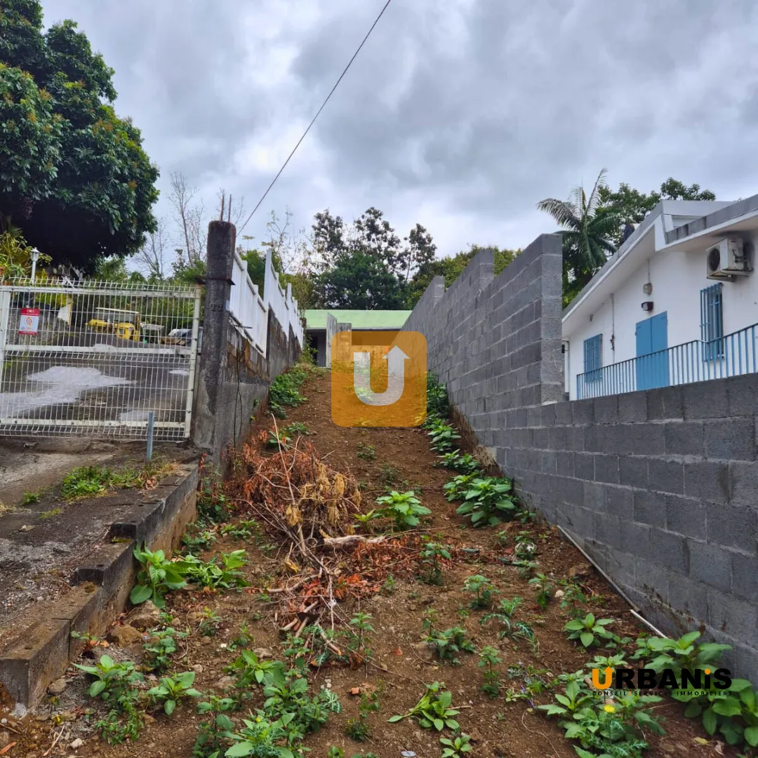 Maison à restructurer sur une parcelle de 819m² dans les bas du Tampon 