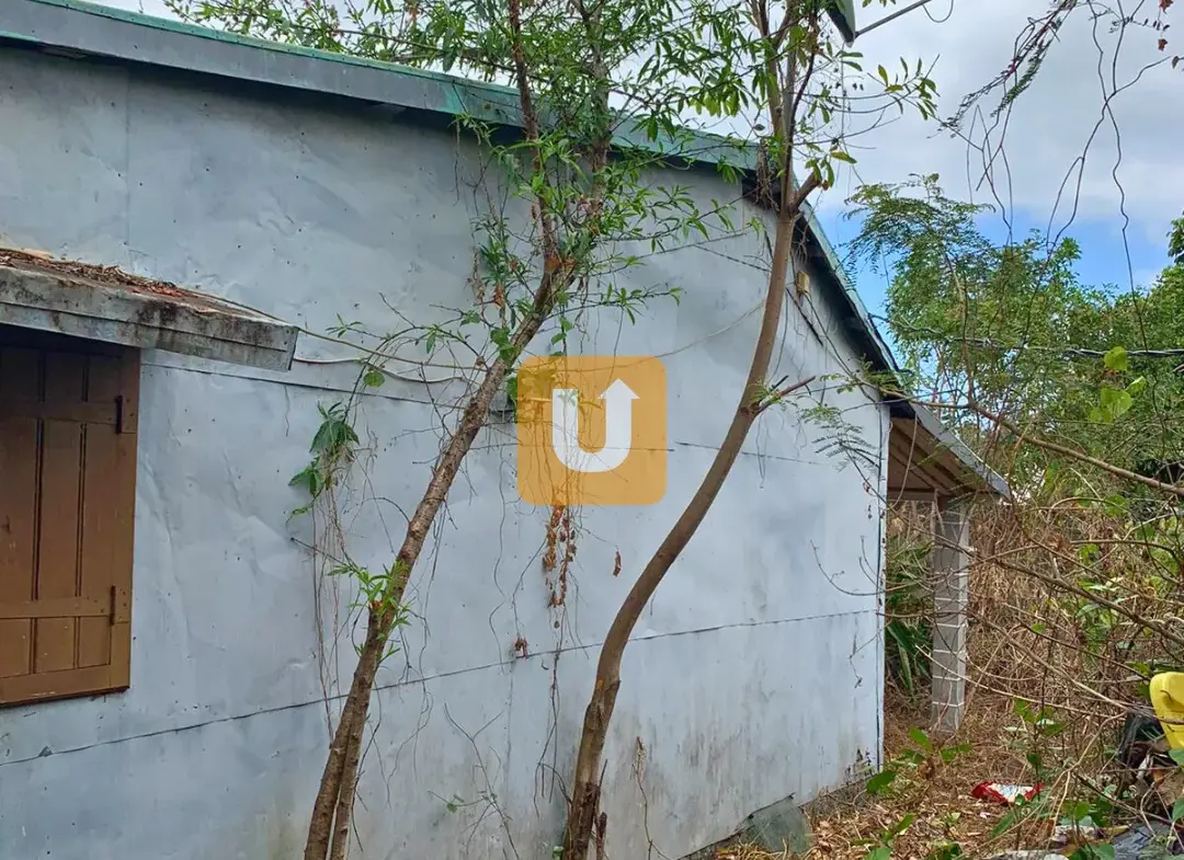 Maison à restructurer sur une parcelle de 819m² dans les bas du Tampon 