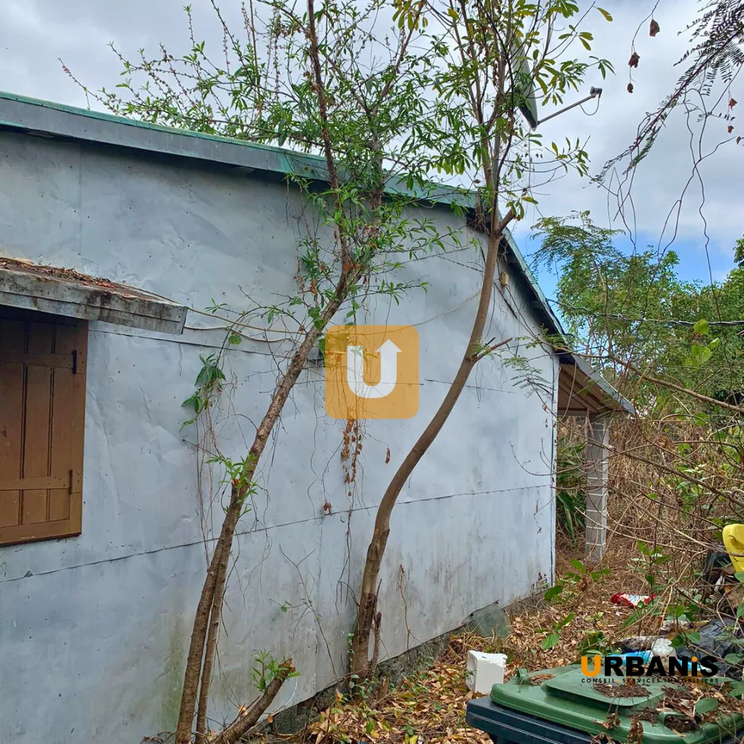Maison à restructurer sur une parcelle de 819m² dans les bas du Tampon 