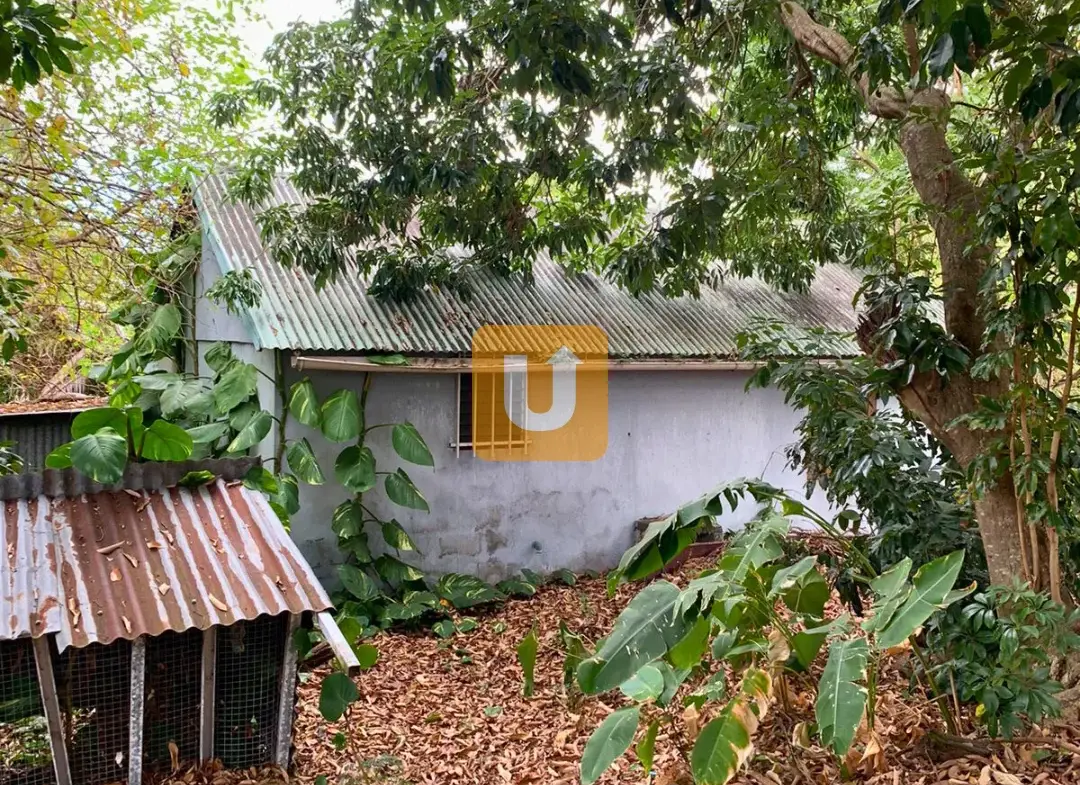 Maison à restructurer sur une parcelle de 819m² dans les bas du Tampon 
