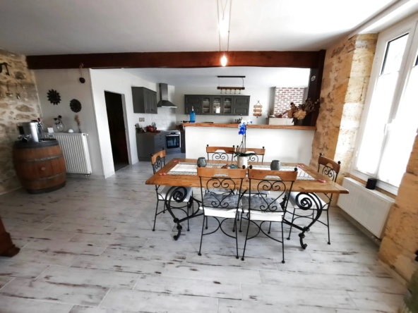 Maison de Bourg rénovée à Mauriac avec jardin 
