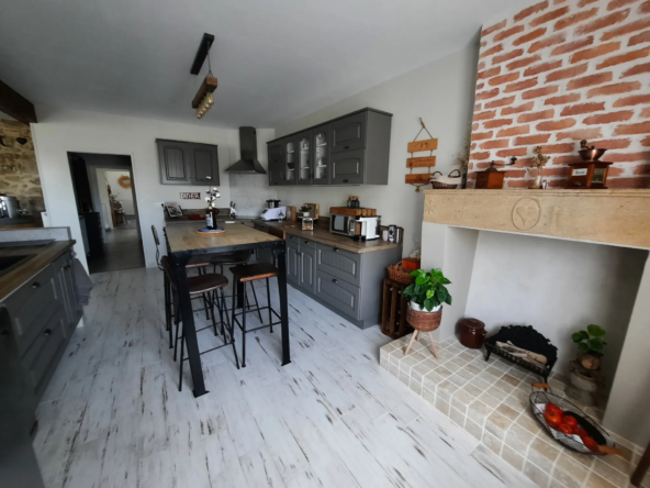 Maison de Bourg rénovée à Mauriac avec jardin 