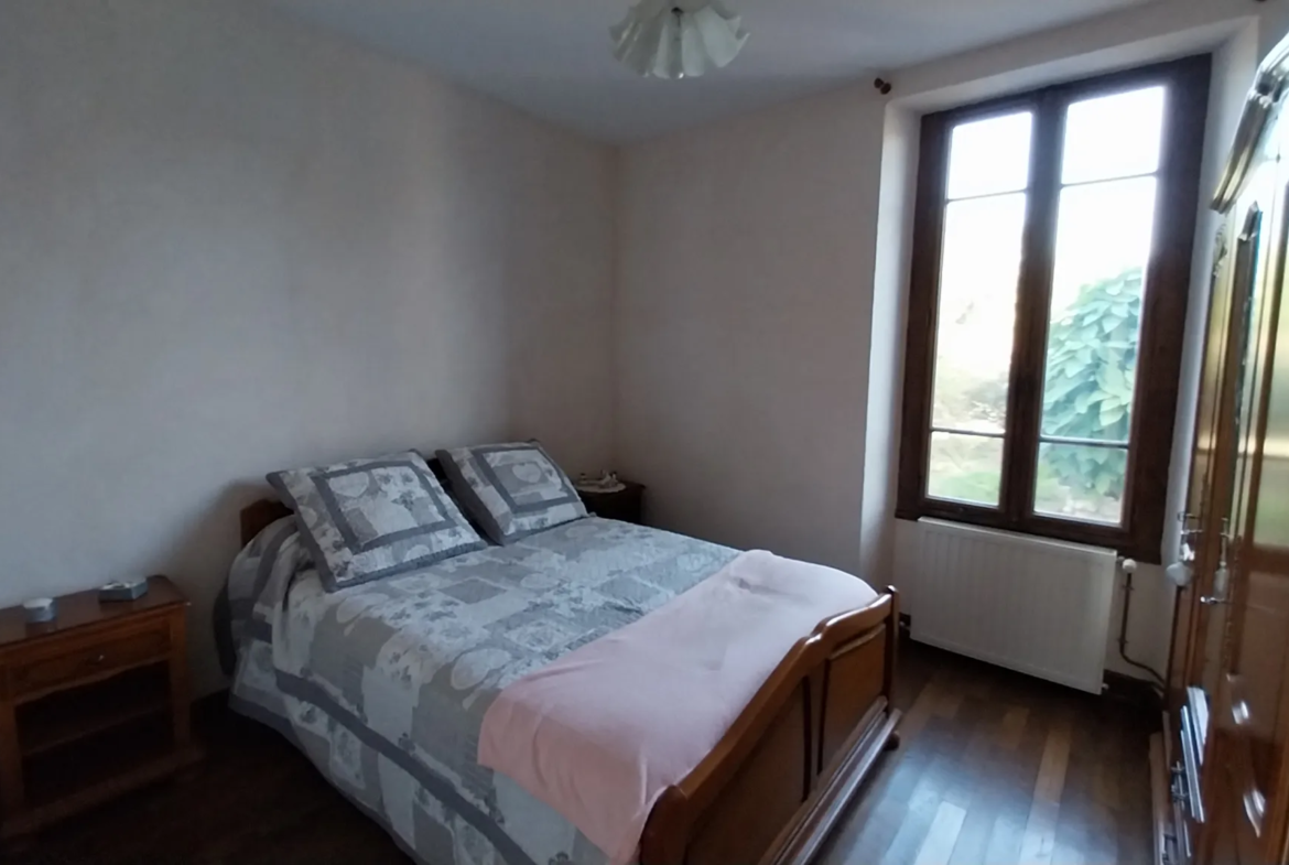 Maison en Pierre avec Piscine à Razac sur L'Isle, 2ha de Terrain 