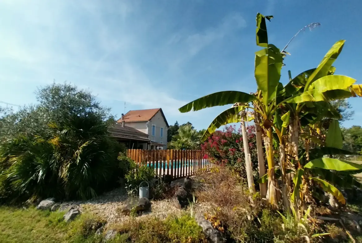 Maison en Pierre avec Piscine à Razac sur L'Isle, 2ha de Terrain 