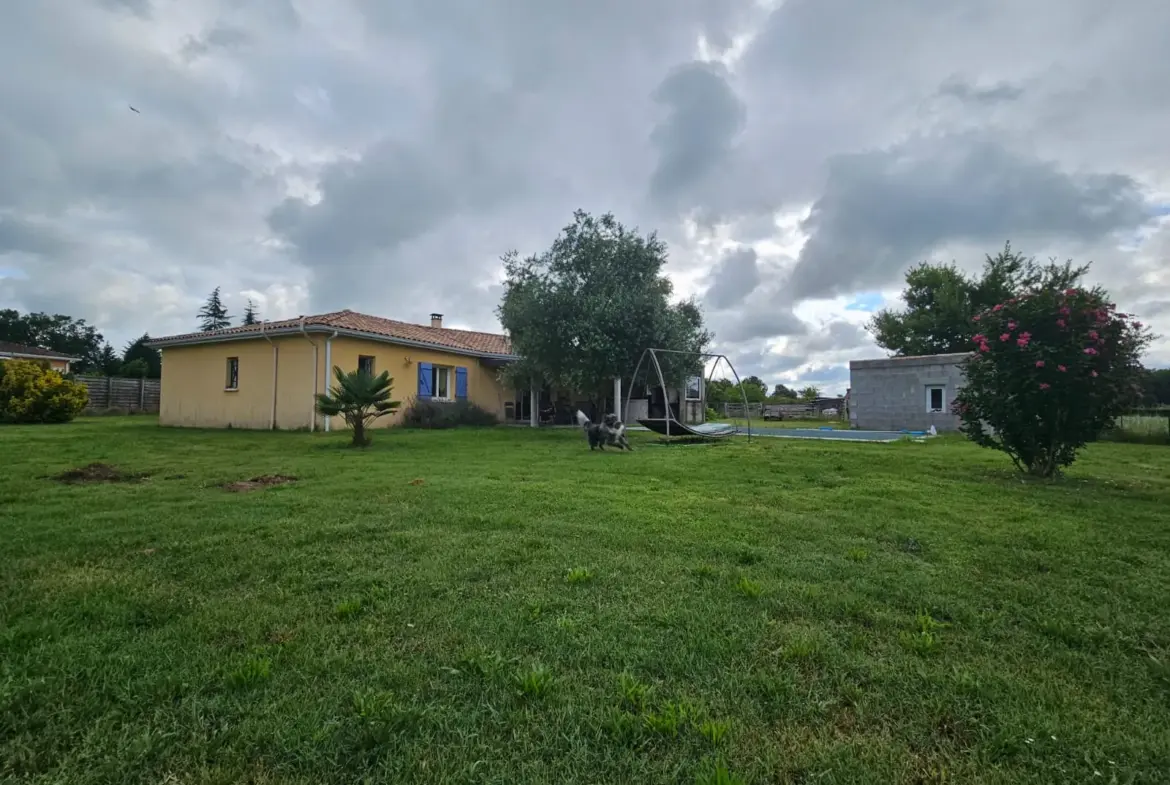 Maison traditionnelle de 131 m² avec parc arboré et piscine à Le Puy 