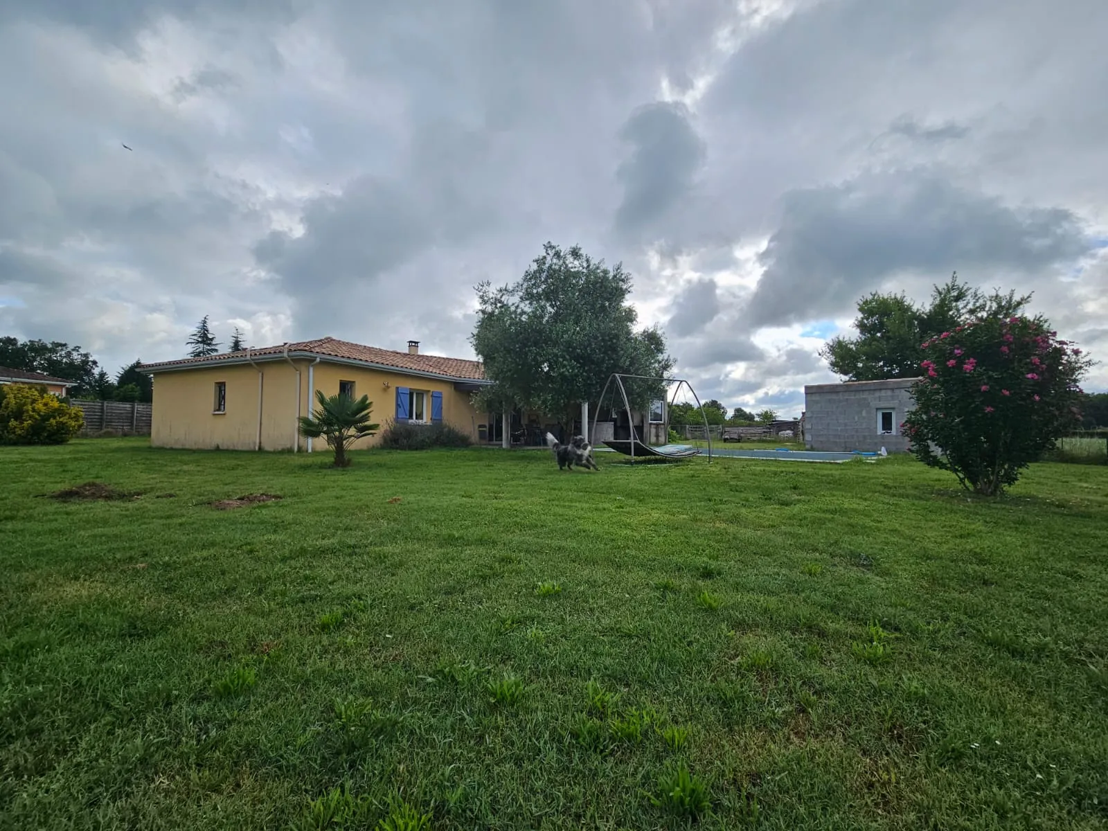 Maison traditionnelle de 131 m² avec parc arboré et piscine à Le Puy 