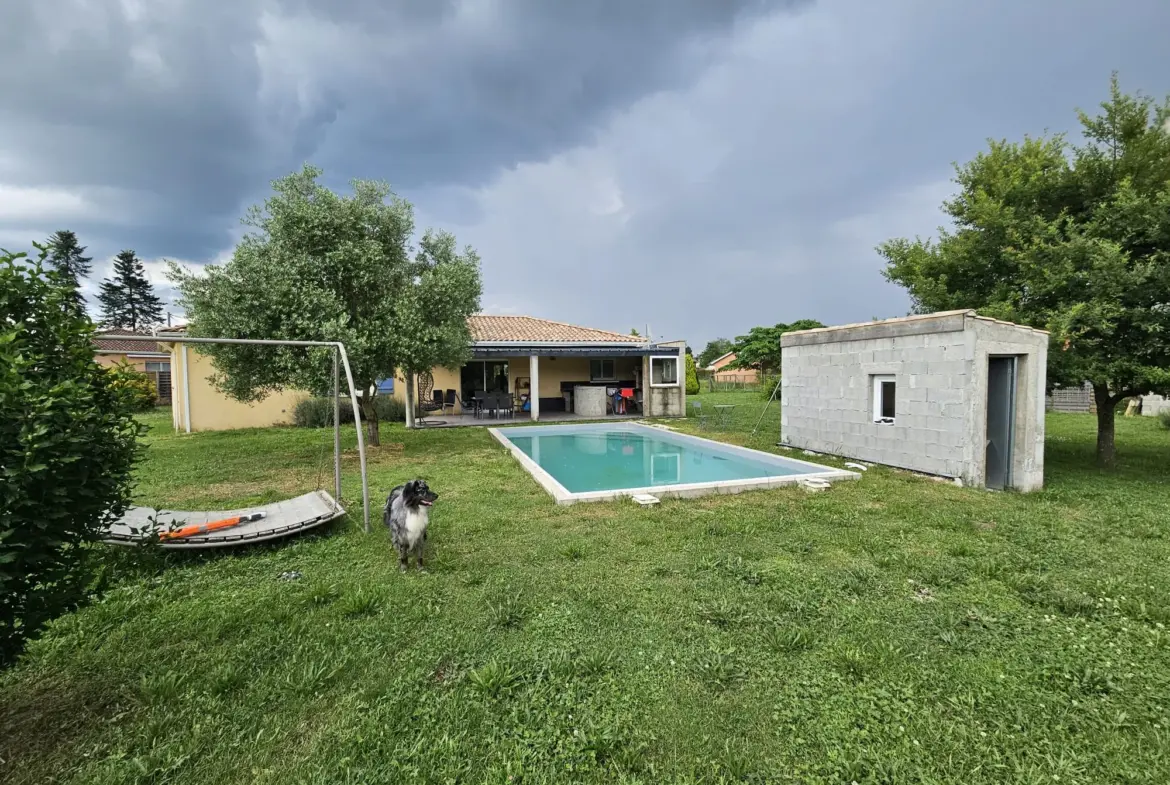 Maison traditionnelle de 131 m² avec parc arboré et piscine à Le Puy 