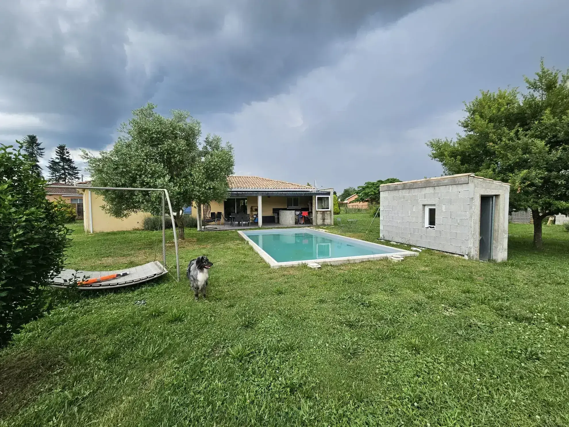 Maison traditionnelle de 131 m² avec parc arboré et piscine à Le Puy 