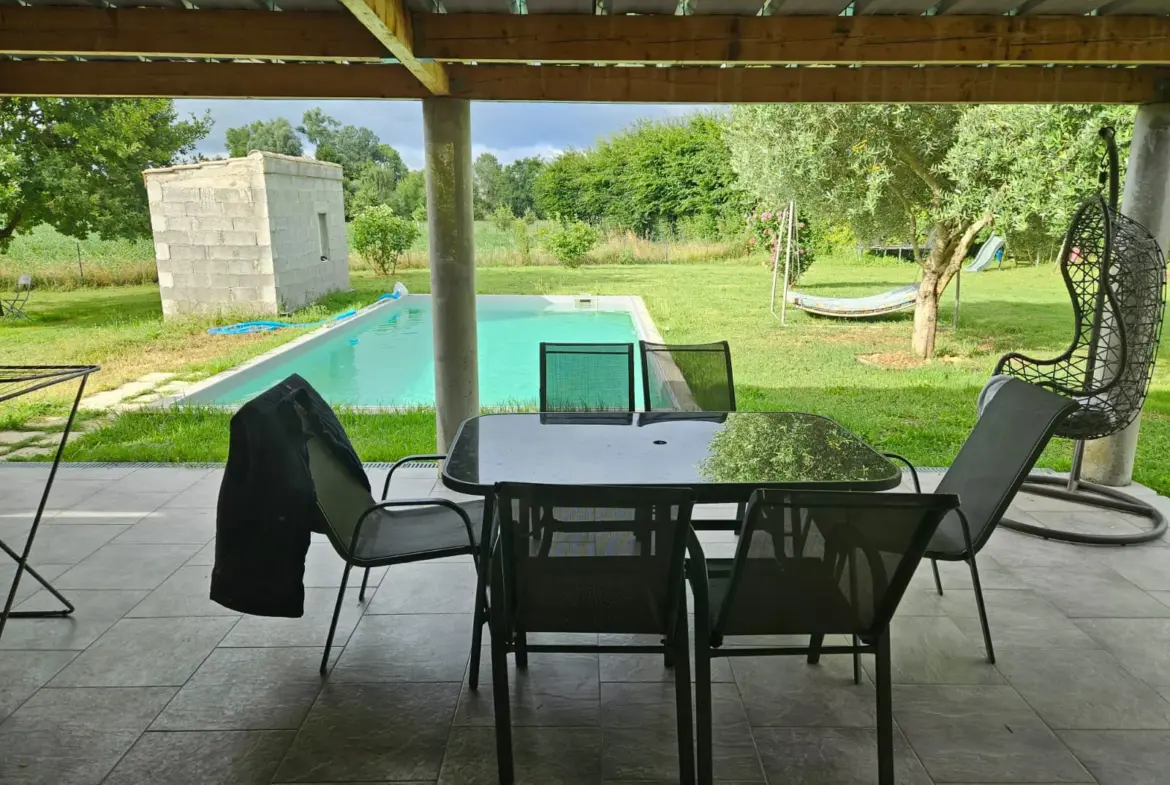 Maison traditionnelle de 131 m² avec parc arboré et piscine à Le Puy 