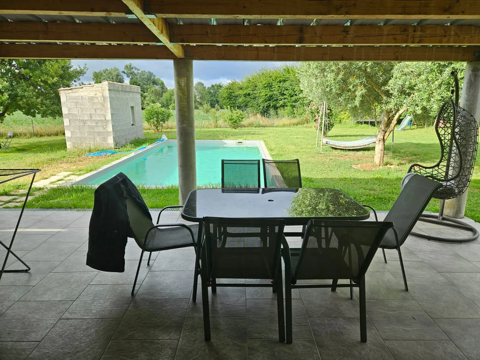 Maison traditionnelle de 131 m² avec parc arboré et piscine à Le Puy 