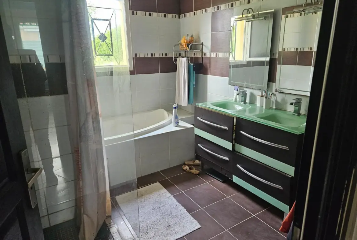 Maison traditionnelle de 131 m² avec parc arboré et piscine à Le Puy 