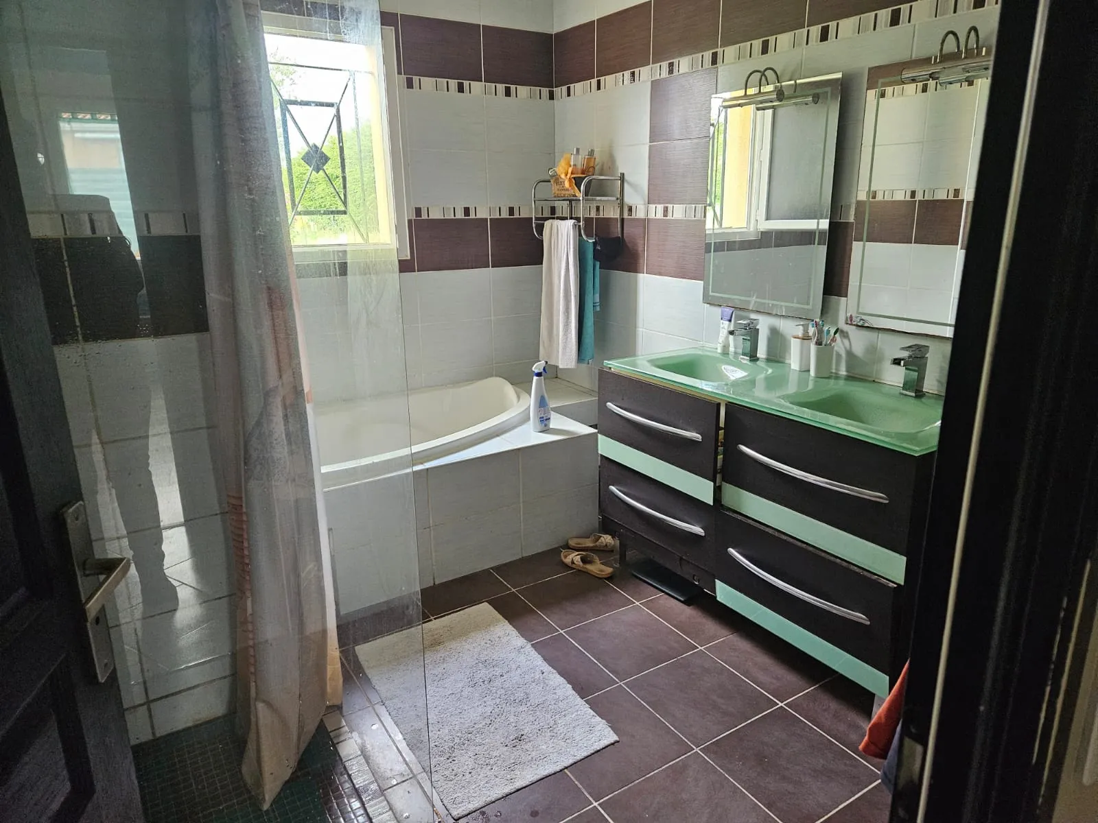 Maison traditionnelle de 131 m² avec parc arboré et piscine à Le Puy 