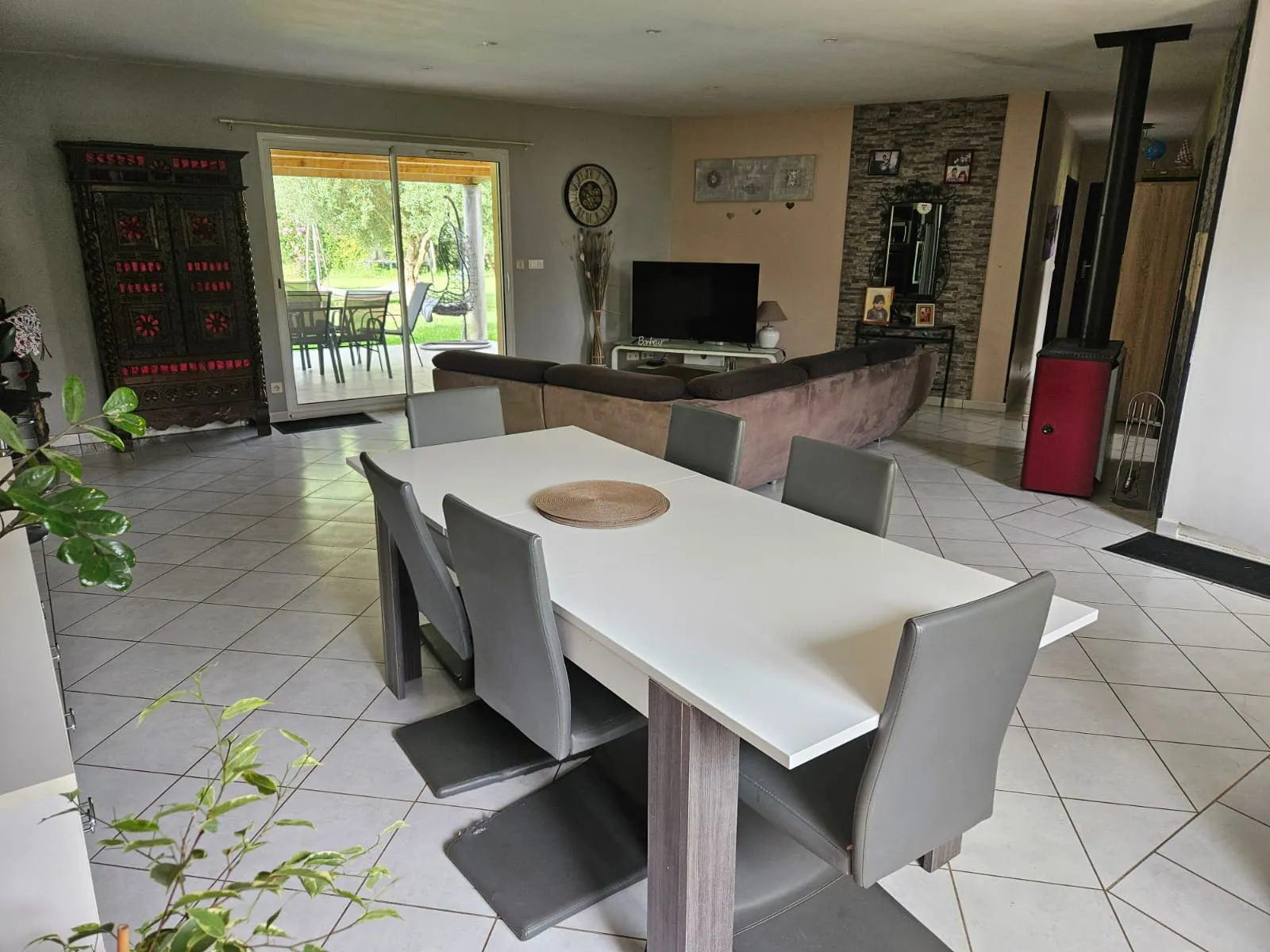 Maison traditionnelle de 131 m² avec parc arboré et piscine à Le Puy 