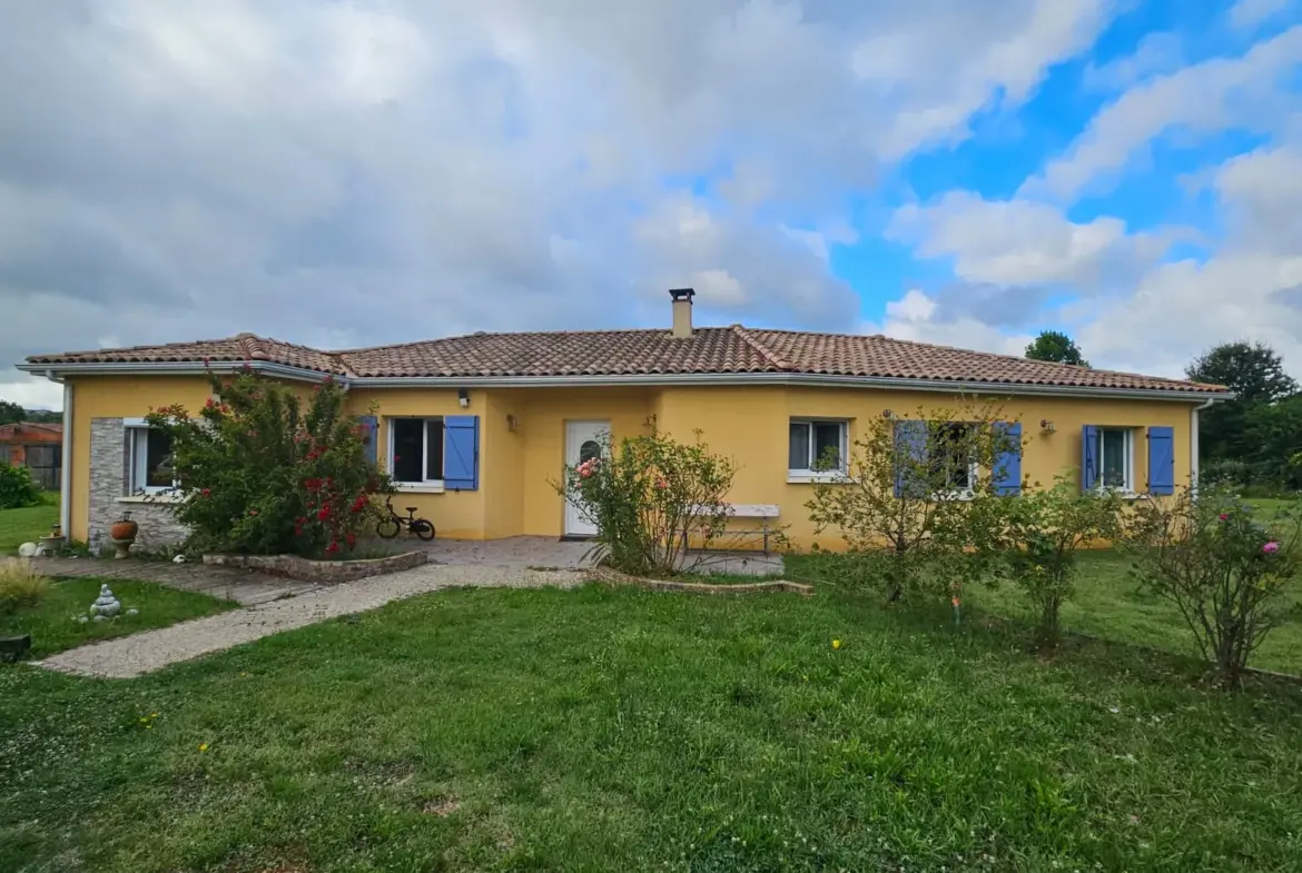 Maison traditionnelle de 131 m² avec parc arboré et piscine à Le Puy 