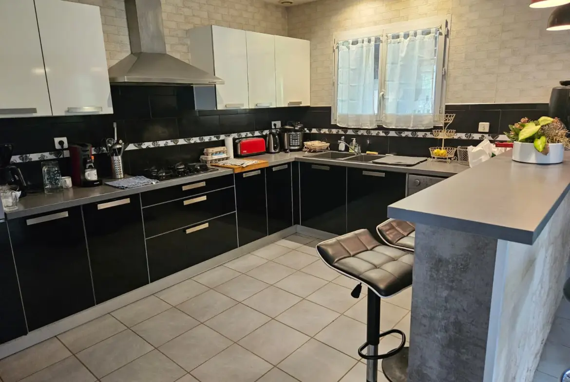 Maison traditionnelle de 131 m² avec parc arboré et piscine à Le Puy 