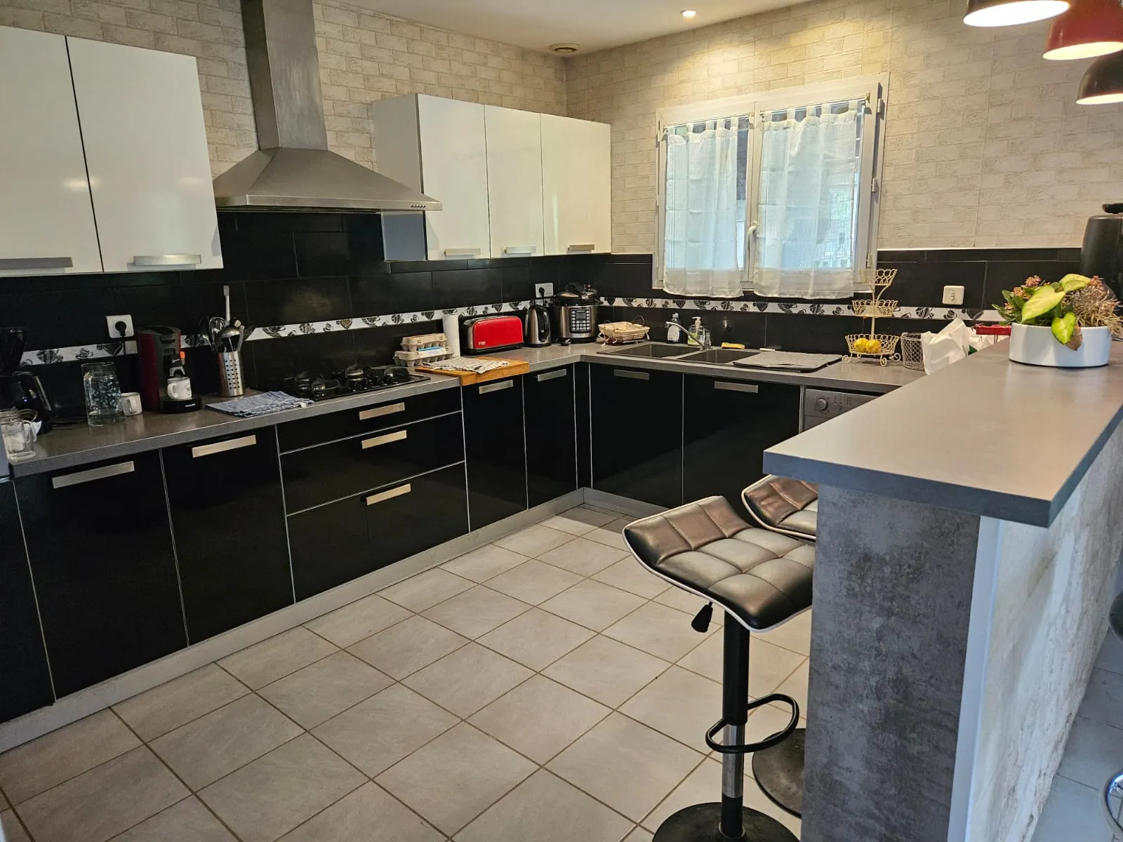 Maison traditionnelle de 131 m² avec parc arboré et piscine à Le Puy 