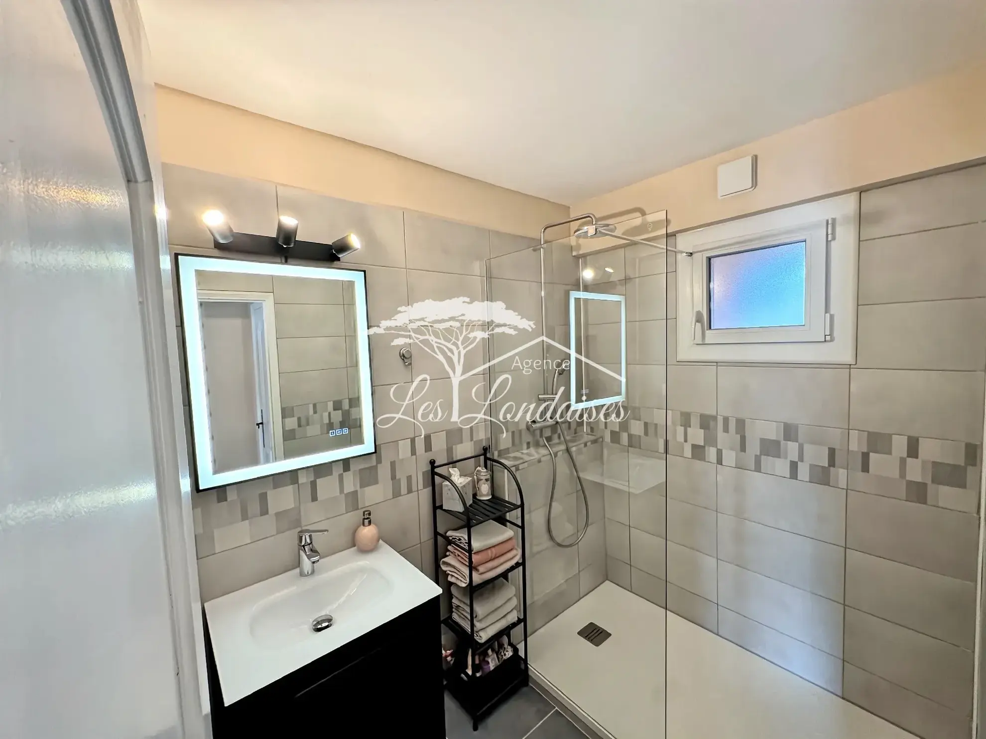 Appartement T3 lumineux avec terrasse en centre-ville de La Londe-les-Maures 